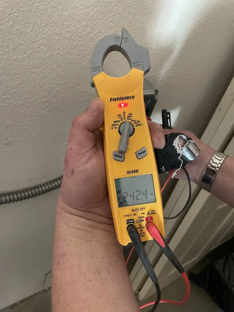 Voltage testing with clamp meter during Circuit Breaker Repair in Lisbon